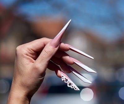Unghie lunghe a stiletto bridge